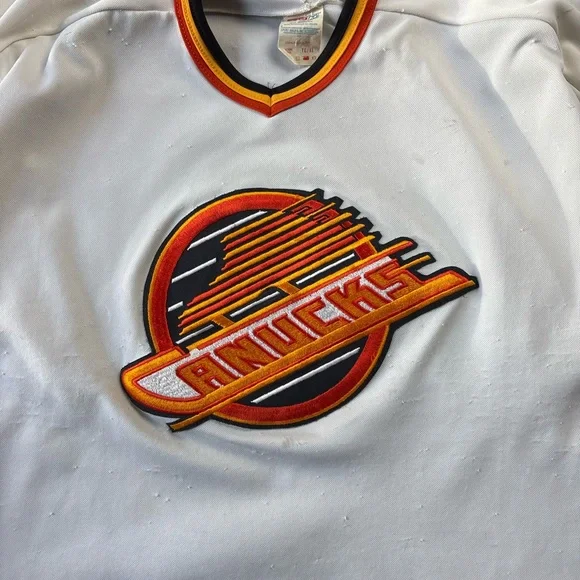 Vintage NHL Vancouver Canucks Skate Logo THRASHED Hockey Jersey Size XL - Picture 5 of 10